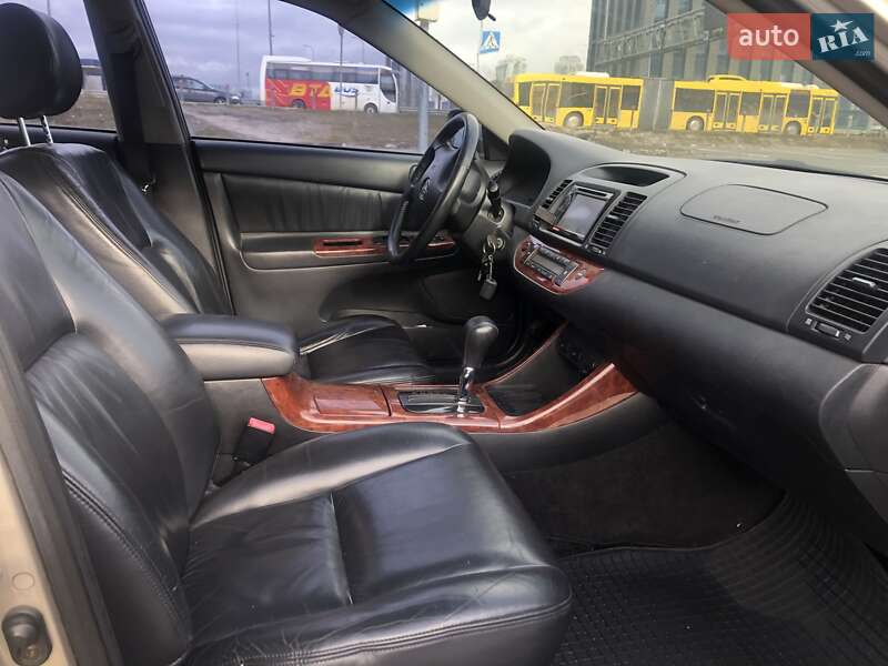 Седан Toyota Camry 2004 в Киеве