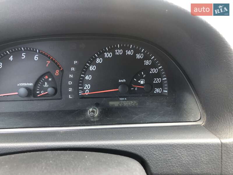 Седан Toyota Camry 2004 в Киеве