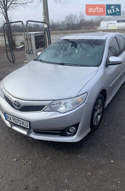 Седан Toyota Camry 2014 в Харкові
