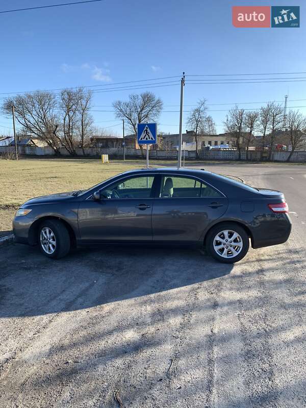 Седан Toyota Camry 2010 в Ровно
