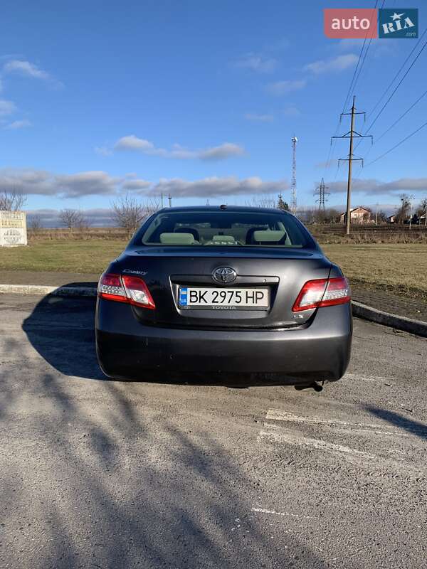 Седан Toyota Camry 2010 в Ровно