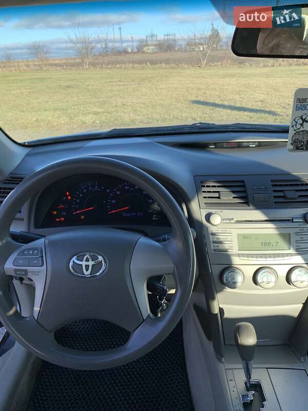 Седан Toyota Camry 2010 в Ровно