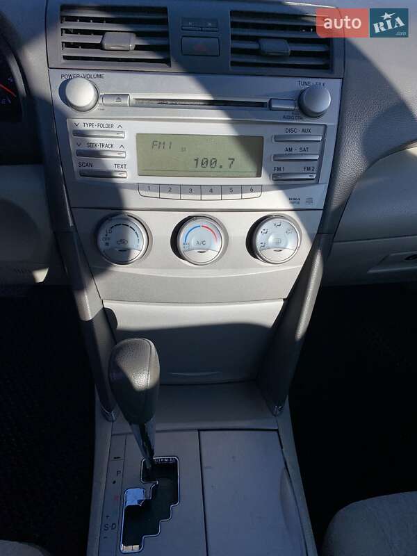 Седан Toyota Camry 2010 в Ровно