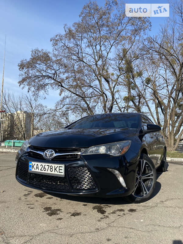 Седан Toyota Camry 2016 в Киеве