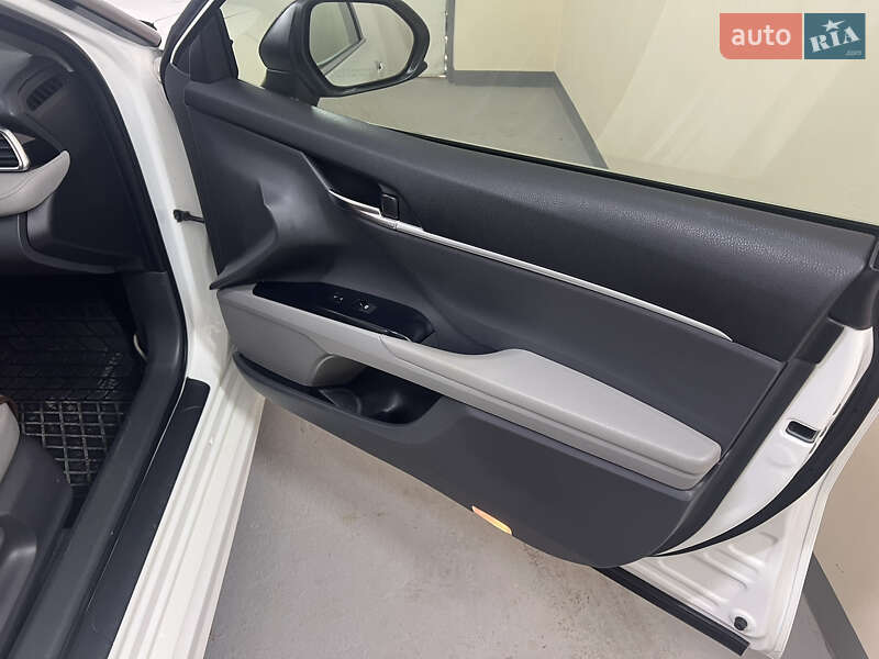 Седан Toyota Camry 2017 в Хмельницькому