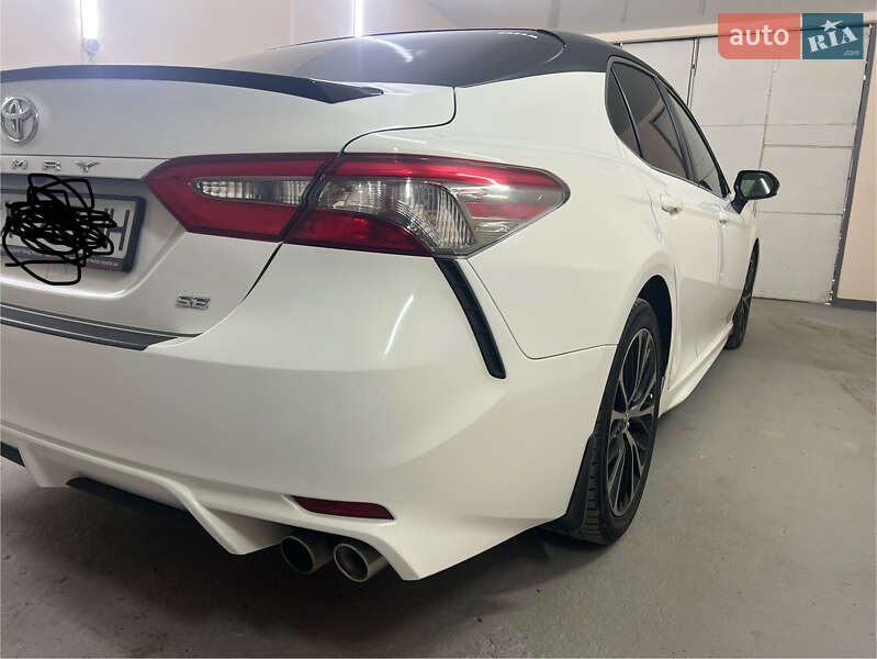 Седан Toyota Camry 2017 в Хмельницькому