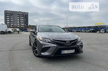 Седан Toyota Camry 2017 в Львове