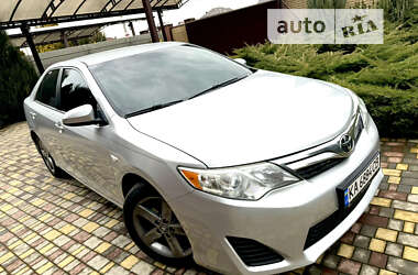 Седан Toyota Camry 2014 в Дніпрі