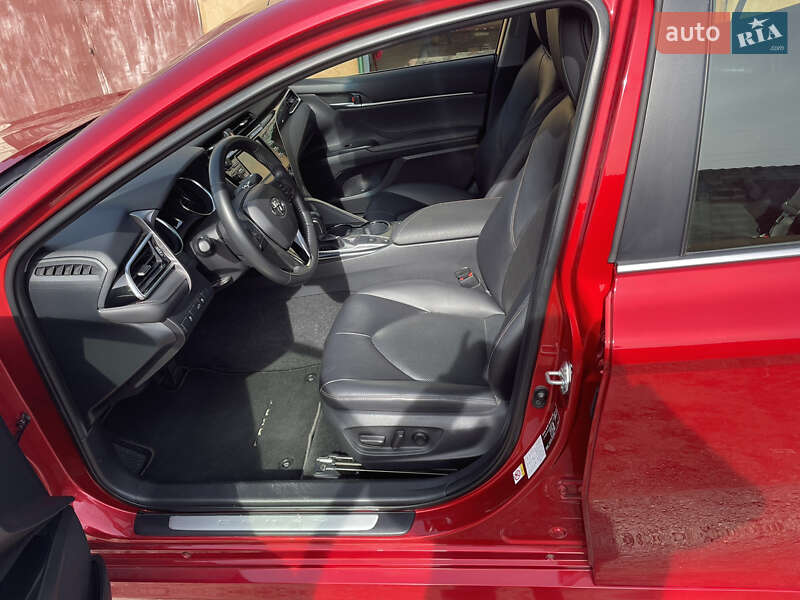 Седан Toyota Camry 2018 в Херсоне