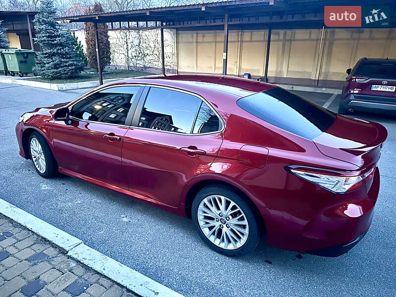 Седан Toyota Camry 2018 в Запоріжжі