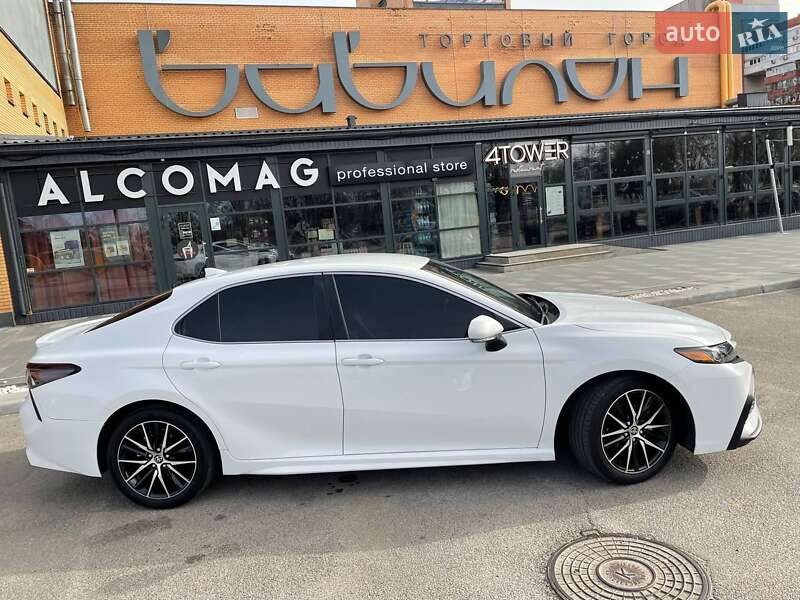 Седан Toyota Camry 2022 в 