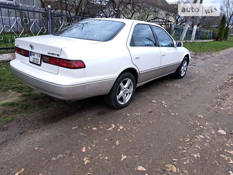 Седан Toyota Camry 1999 в Здолбуніві