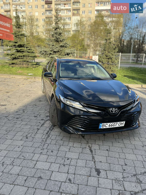 Седан Toyota Camry 2018 в Львові