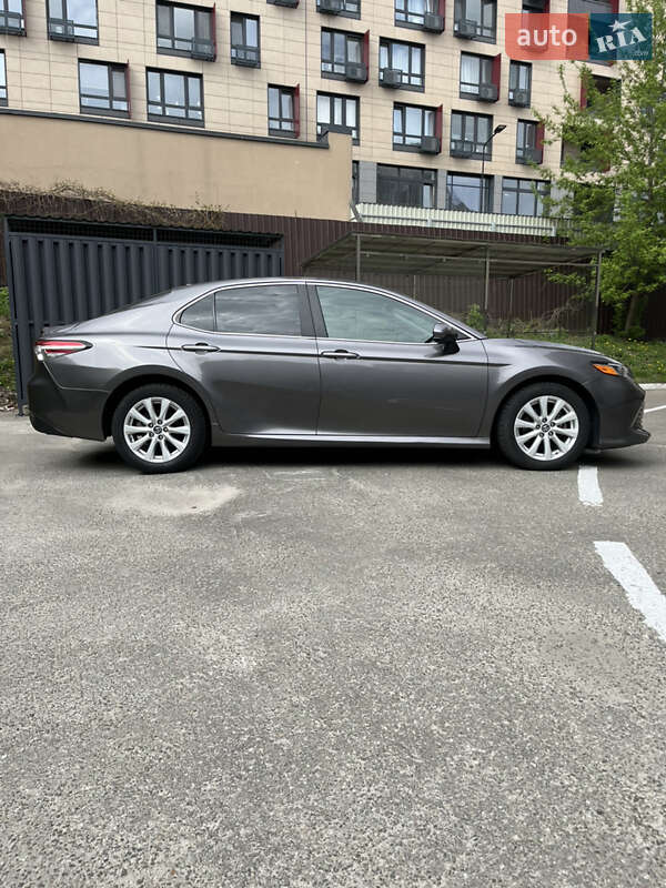 Седан Toyota Camry 2019 в Киеве