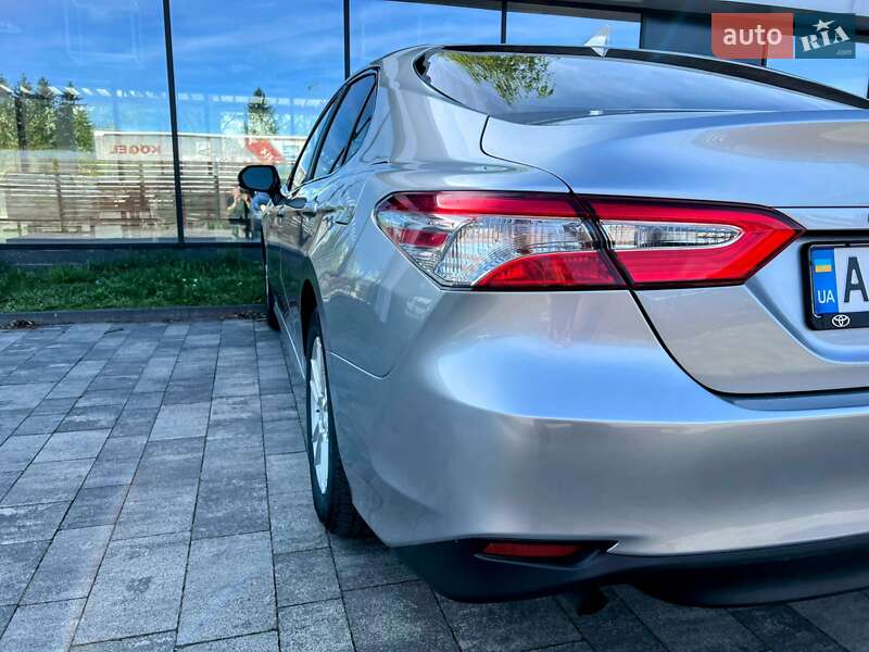 Седан Toyota Camry 2018 в Києві