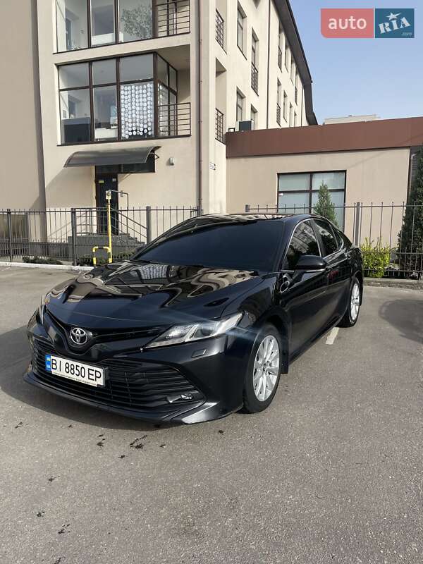 Седан Toyota Camry 2019 в Полтаве