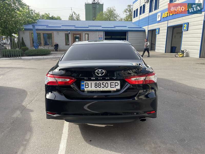 Седан Toyota Camry 2019 в Полтаве