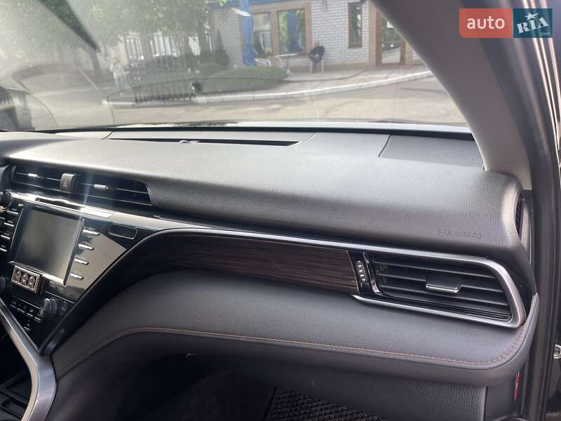 Седан Toyota Camry 2019 в Полтаве
