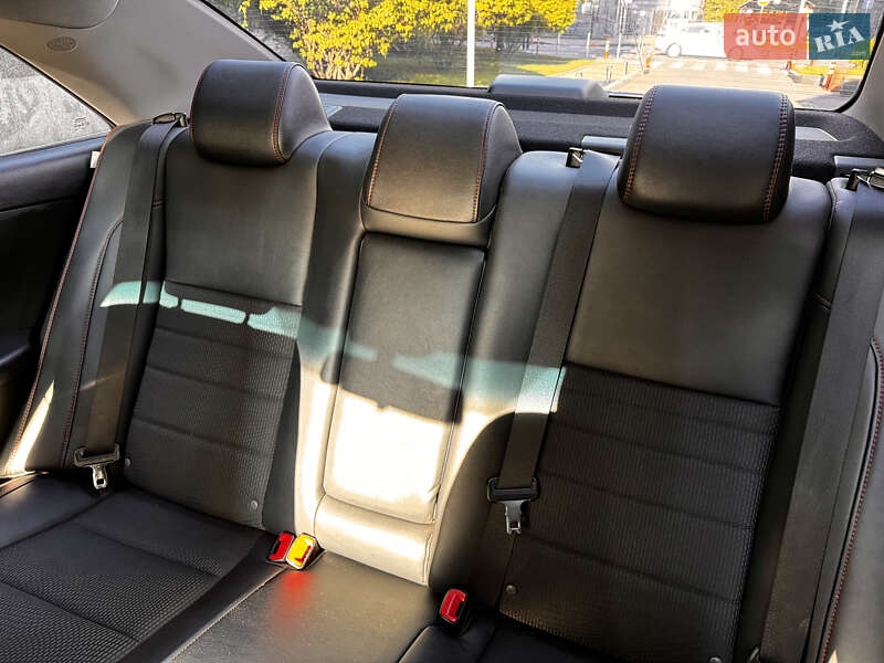 Седан Toyota Camry 2016 в Києві