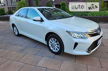 Седан Toyota Camry 2016 в Киеве