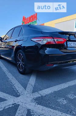 Седан Toyota Camry 2018 в Львове