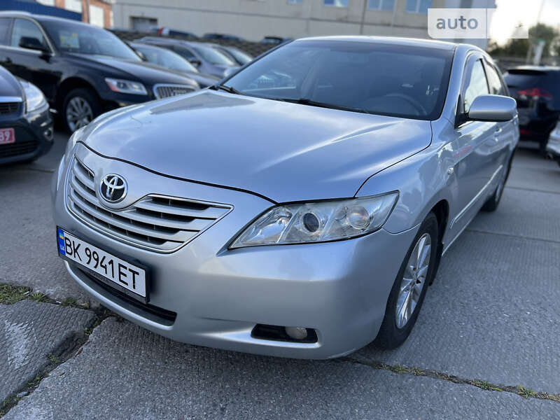 Седан Toyota Camry 2008 в Рівному