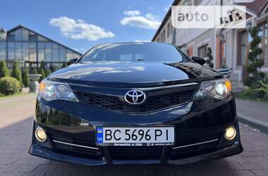 Седан Toyota Camry 2014 в Стрию