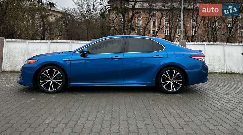 Седан Toyota Camry 2018 в Чернівцях