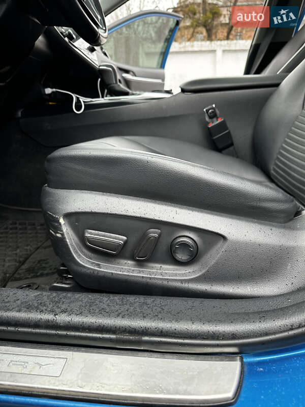 Седан Toyota Camry 2018 в Чернівцях