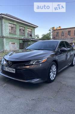 Седан Toyota Camry 2018 в Днепре