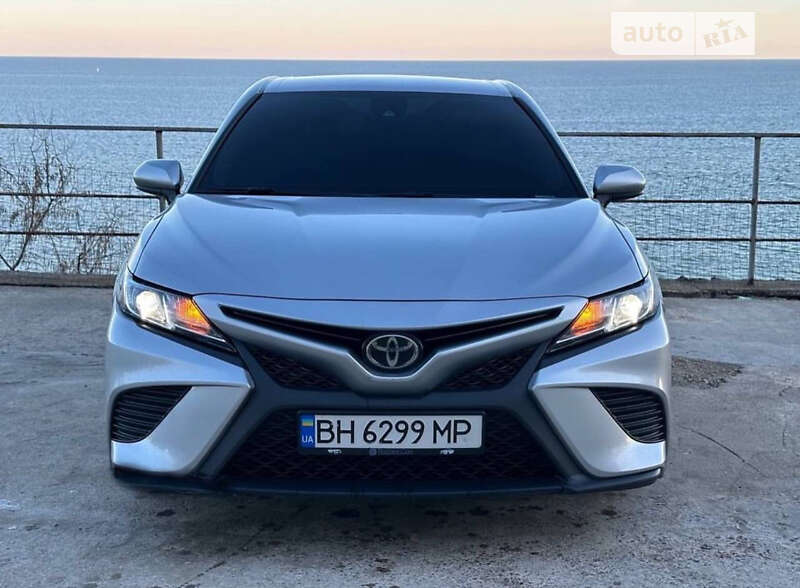 Седан Toyota Camry 2019 в Днепре