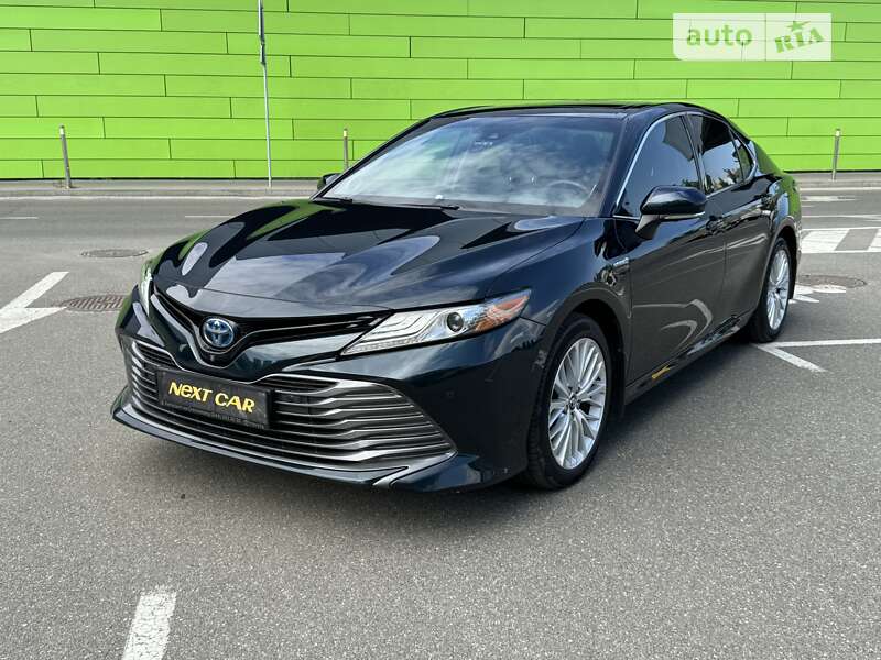 Седан Toyota Camry 2018 в Киеве