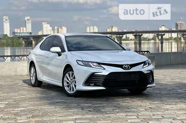 Седан Toyota Camry 2022 в Киеве