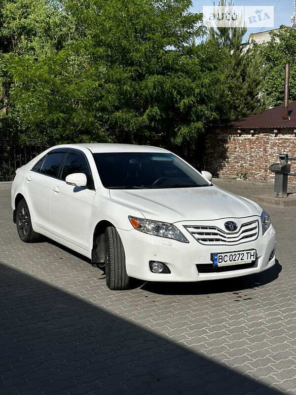 Седан Toyota Camry 2010 в Львові