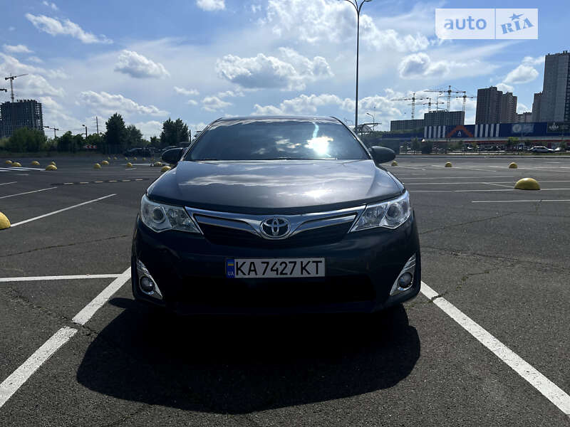 Седан Toyota Camry 2013 в Киеве