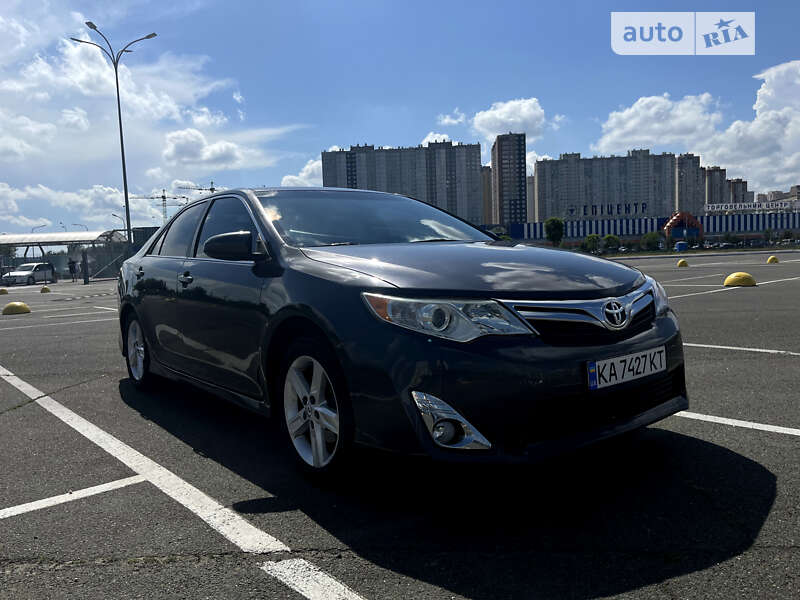 Седан Toyota Camry 2013 в Киеве