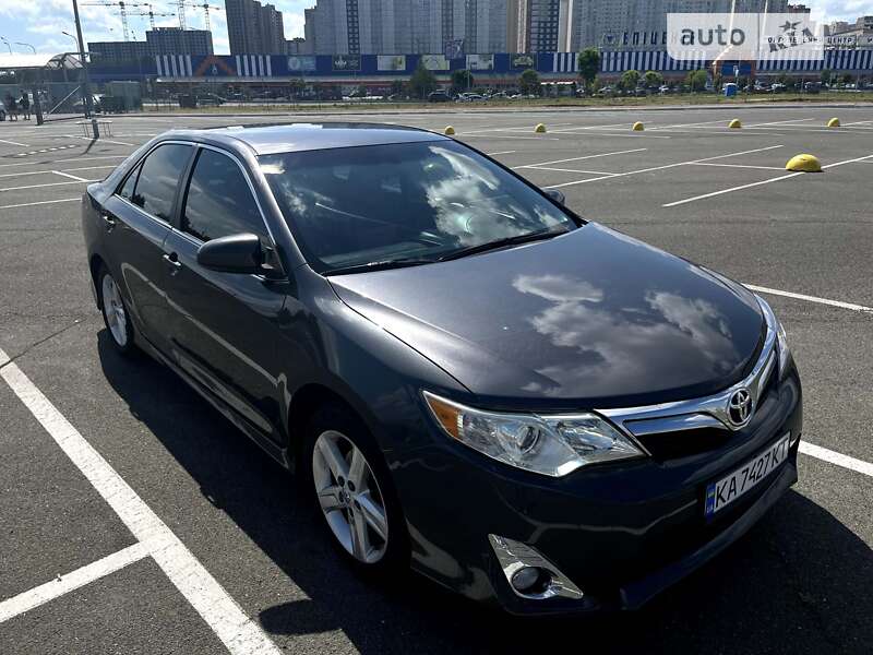 Седан Toyota Camry 2013 в Киеве