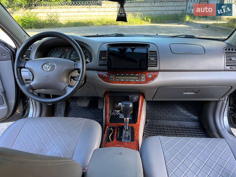 Седан Toyota Camry 2004 в Днепре