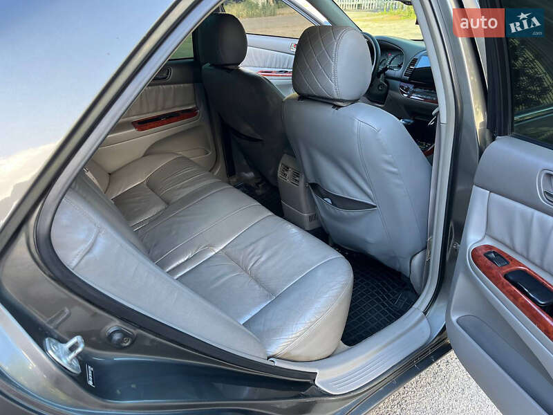 Седан Toyota Camry 2004 в Днепре