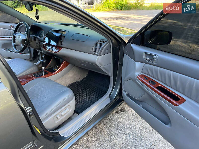 Седан Toyota Camry 2004 в Днепре