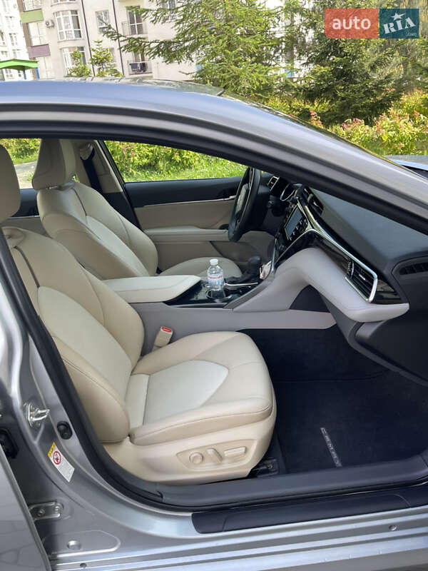 Седан Toyota Camry 2017 в Івано-Франківську