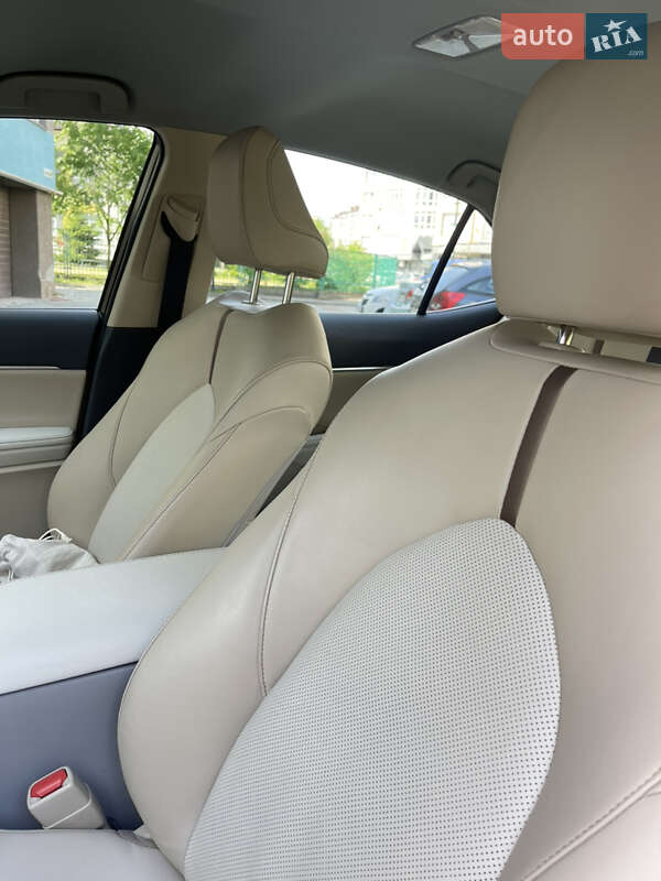 Седан Toyota Camry 2017 в Івано-Франківську