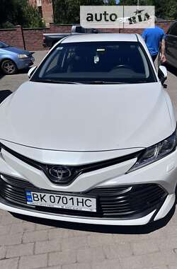 Седан Toyota Camry 2020 в Ровно