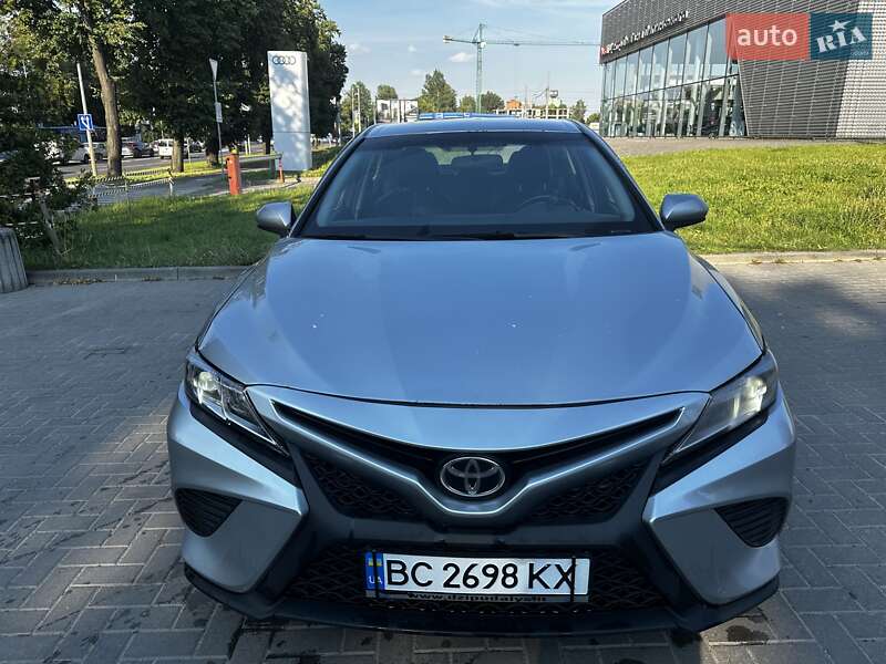 Седан Toyota Camry 2018 в Львові