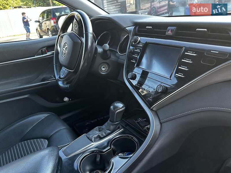 Седан Toyota Camry 2018 в Львові