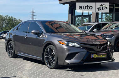 Седан Toyota Camry 2019 в Чернівцях