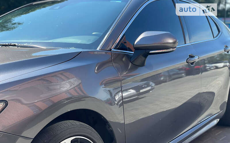 Седан Toyota Camry 2019 в Чернівцях