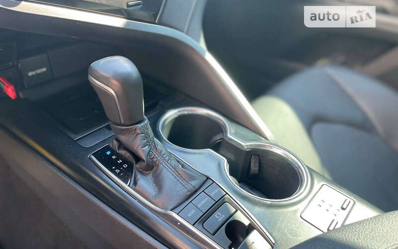 Седан Toyota Camry 2019 в Чернівцях