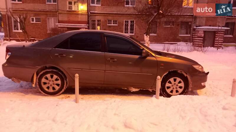 Седан Toyota Camry 2004 в Харькове
