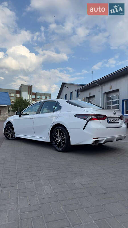 Седан Toyota Camry 2022 в Рівному